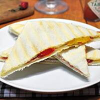 Panini z pieczoną papryką i serem pleśniowym