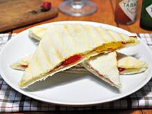 Fot. MIENTA, Panini z pieczoną papryką i serem pleśniowym