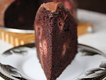 Fot. asikyoasik, Wilgotne czekoladowe ciasto z malinami