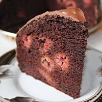 Wilgotne czekoladowe ciasto z malinami