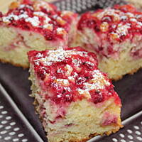 Maślankowe ciasto z porzeczkami