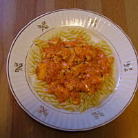 Makaron z piersiami z kurczaka, w sosie śmietanowo serowo pomidorowym :)