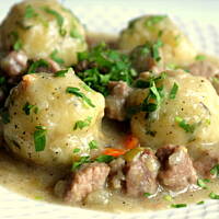 Kremowy gulasz cebulowy z kluchami