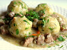 Fot. Barb82, Kremowy gulasz cebulowy z kluchami