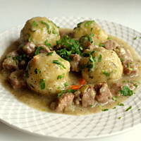 Kremowy gulasz cebulowy z kluchami