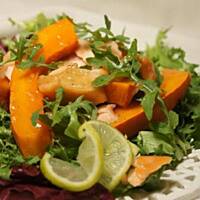 Rozgrzewająca sałatka z wędzonym łososiem, dynią i sosem miodowo-imbirowym z kardamonem