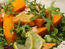 Fot. aczp, Rozgrzewająca sałatka z wędzonym łososiem, dynią i sosem miodowo-imbirowym z kardamonem