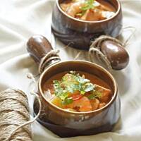 Pikantny gulasz z łososia i krewetek z anansem i mleczkiem kokosowym