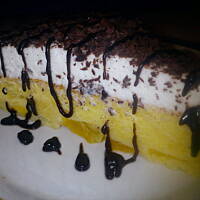 Szybkie ciasto z brzoskwiniami i bitą śmietaną