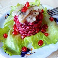 Śledzik wigilijny na czerwonej pierzynce z granatem