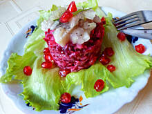 Fot. Mama - Różyczki, Śledzik wigilijny na czerwonej pierzynce z granatem