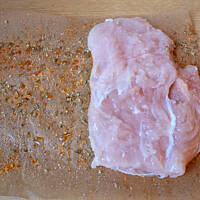 Soczysta pierś drobiowa z ziołami w papirusie