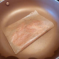 Soczysta pierś drobiowa z ziołami w papirusie