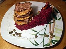 Fot. Adrian_Ciazynski, Eskalopki z polędwicy przekłade placuszkami z kuskusa i buraczkami z chrzanem
