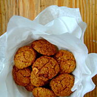 Cynamonowe ciasteczka owsiane z karmelizowanymi orzechami