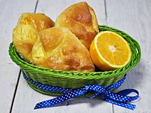 Fot. MIENTA, Drożdżówki z twarożkiem i pomarańczową glazurą