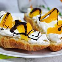 Croissanty z bitą śmietaną, pomarańczą i czekoladą