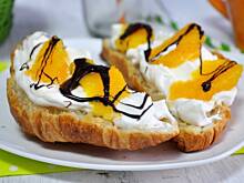 Fot. MIENTA, Croissanty z bitą śmietaną, pomarańczą i czekoladą