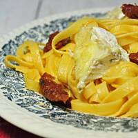 Makaron z suszonymi pomidorami i grillowanym camembertem