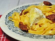 Fot. MIENTA, Makaron z suszonymi pomidorami i grillowanym camembertem