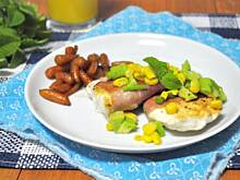 Fot. MIENTA, Kurczak w szynce z miętową salsą z avocado i kukurydzą