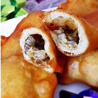 Drożdżowe pierożki z serem i pieczarkami