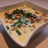 Zupa kurkowa na kremowych serkach i wędzonym boczku