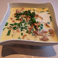 Zupa kurkowa na kremowych serkach i wędzonym boczku