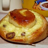 Drożdżówki z serem i rodzynkami