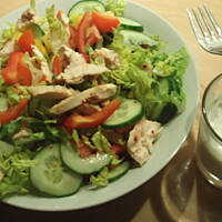 Wiosenna sałatka z pieczonym indykiem