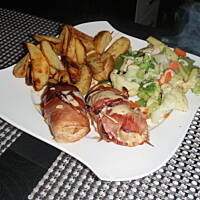 Rolady z serem pleśniowym i suszonymi pomidorami