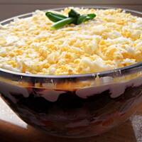 Sałatka warstwowa ze śledziami i buraczkami