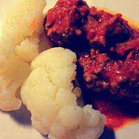 Frykadelki w sosie pomidorowym + kalafior z cytrynowym dressingiem