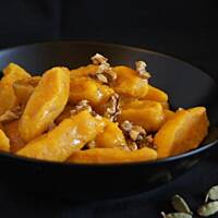 Kopytka z dyni z orzechami i cynamonem