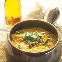 Krem z warzyw z rosołu z kolendrą i oliwą czosnkową z chili