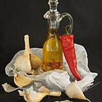 Oliwa aromatyzowana czosnkiem i chili