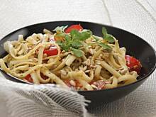 Fot. aczp, Makaron z pomidorami i pesto z kolendry