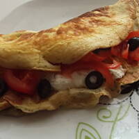 Dietetyczny omlet z twarożkiem, pomidorem i oliwkami