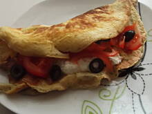 Fot. Aishka, Dietetyczny omlet z twarożkiem, pomidorem i oliwkami