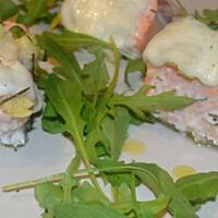 Imbirowy łosoś pieczony z rozmarynem, mozzarellą i dymką