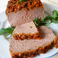 Wyśmienity pasztet z gęsimi wątróbkami i wędzonym boczkiem