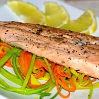 Pstrąg łososiowy na warzywach