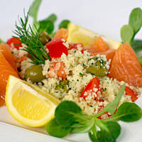 Sałatka z wędzonego łososia na kuskusie