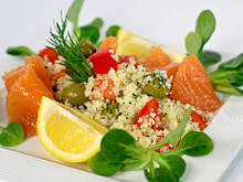 Fot. Wkn, Sałatka z wędzonego łososia na kuskusie