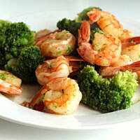 Czosnkowe krewetki z brokułem