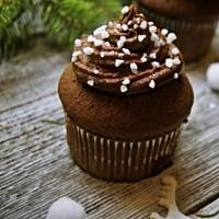 Kakaowe muffiny z czekoladowym kremem i wiśniami