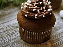 Fot. APM, Kakaowe muffiny z czekoladowym kremem i wiśniami