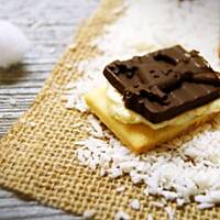 Ciasteczka z kremem kokosowym i czekoladowymi tabliczkami