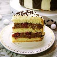 Torcik z masą czekoladową i wiśniami