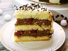 Fot. APM, Torcik z masą czekoladową i wiśniami